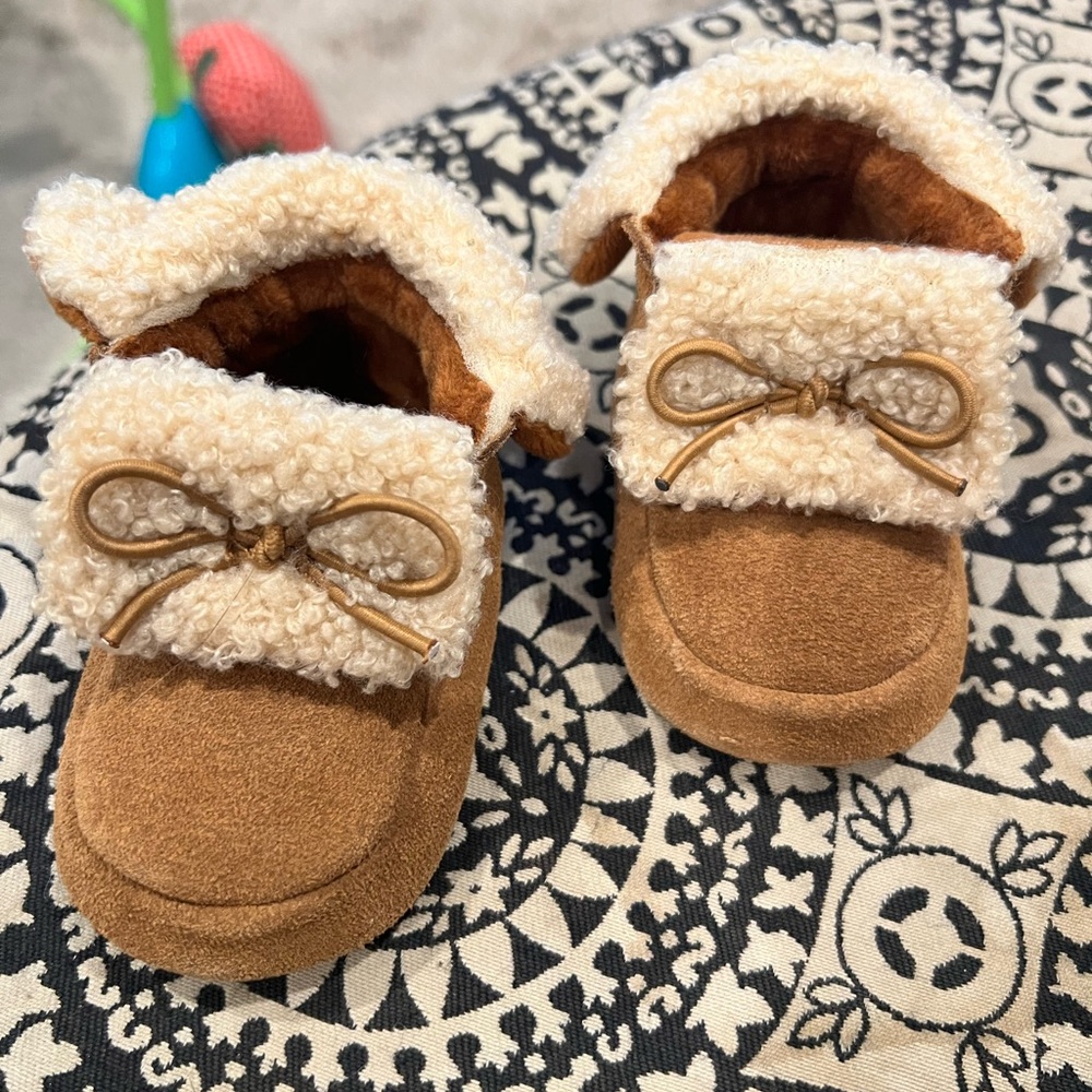 Bearpaw Infant Sherpa slip on shoes